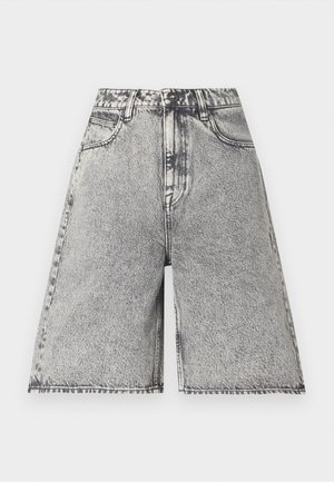Denim-Shorts im schwarz-grauen Acid-Wash-Muster, mit hoher Taille, Gürtelschlaufen und fünf Taschen. Die Kanten sind verarbeitet.