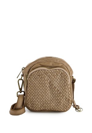 Petit sac bandoulière en cuir camel avec poche avant tissée, fermetures éclair, et sangle réglable avec fermoirs métalliques.