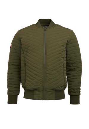 Giacca bomber verde oliva con texture trapuntata, polsini e orlo a coste, zip frontale e un emblema rosso sulla manica sinistra.