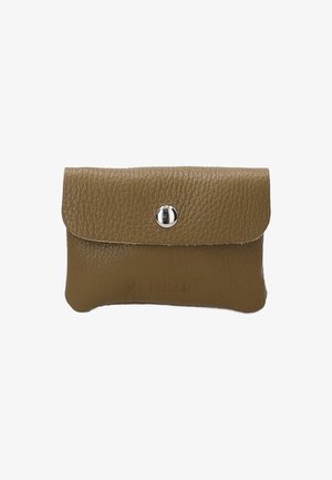 Brązowy skórzany portfel na karty z teksturowaną powierzchnią, zaokrąglonymi krawędziami i srebrnym zapięciem na nap. Posiada wytłoczone logo z przodu.