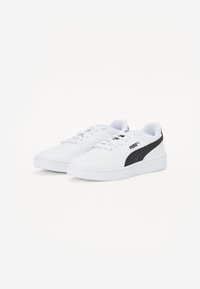 Hvit sneakers laget av syntetisk materiale, med en svart stripeside, snøringsdesign og teksturerte såler for grep.