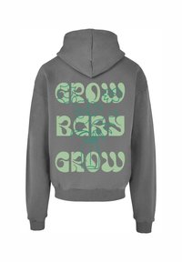 Šedá mikina s kapucí, na které je velký zelený nápis "GROW BERY GROW" a design rostlin v lahvi na zádech. Jemný materiál.