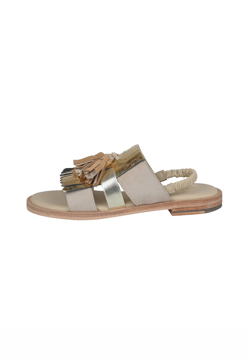 Sandały w kolorze brązowym i złotym z zamszowej cholewki, ozdobione frędzlami i metalicznymi akcentami, z otwartym noskiem i niską drewnianą podeszwą.