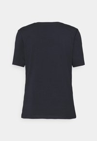 Námořnické triko s krátkým rukávem a kulatým výstřihem, vyrobené z měkké bavlněné tkaniny. Má jednoduchý design a čisté lemování na rukávech a spodním okraji.