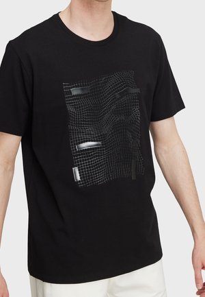 Zwarte katoenen t-shirt met een gestructureerd, rasterachtig ontwerp in grijs met zwarte accenten. Korte mouwen en een ronde halslijn.