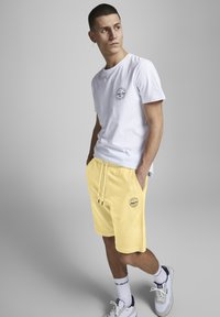 Jack & Jones SHARK - Shorts - gelb