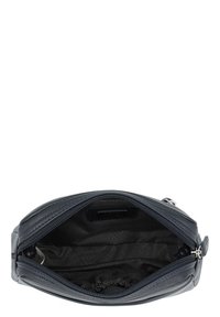 Marineblaues Lederhandtasche mit Reißverschluss, ausgestattet mit einer Innentasche und einer strukturierten Oberfläche mit Nähdetails.