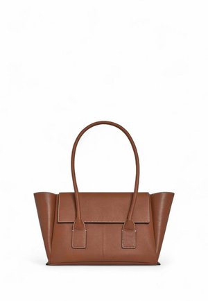 Borsa a mano in pelle marrone dal design strutturato, con due manici, base piatta e patta a piegatura con cuciture bianche a contrasto.