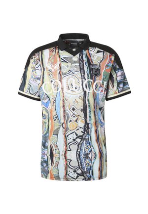 Kurzärmeliges Poloshirt mit schwarzem Kragen, buntem vertikalem abstraktem Muster, weißem "Colucci"-Logo auf der Vorderseite und schwarzem Aufnäher auf der Brust.