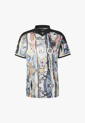 Koszulka polo z krótkim rękawem z czarnym kołnierzem, kolorowym pionowym abstrakcyjnym wzorem, białym logo "Colucci" na froncie oraz czarną naszywką na piersi.