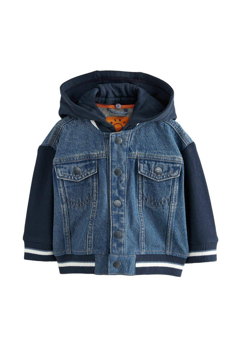 Veste en denim bleu pour enfants avec manches en sweat à capuche bleu marine, fermeture à boutons, deux poches poitrine, et poignets et ourlet côtelés rayés.