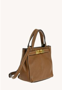 Petit sac à main en cuir marron avec double anses, longue bandoulière et fermoir doré à l'avant.