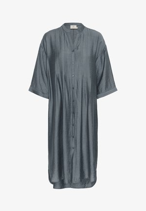 Pelēks, līdz ceļiem garš kleita, izgatavota no teksturēta auduma, ar īsām piedurknēm, pogu aizdari un V veida izgriezumu. Iekļauj vieglas krokas, lai nodrošinātu kustību.