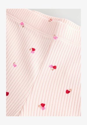 Vaaleanpunainen ribbikangas, jossa on pieniä brodeerattuja sydän- ja kirsikkateemoja punaisena ja vaaleanpunaisena, varustettuna sileällä vyötäröosalla ja pehmeällä tekstuurilla.