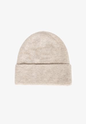 Beżowa dzianinowa czapka typu beanie z podwiniętym mankietem, wykonana z miękkiej przędzy, charakteryzująca się gładką fakturą i subtelnymi różnicami w odcieniach.