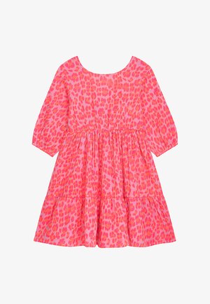 Rosa Kleid mit kurzen Puffärmeln, rundem Ausschnitt und mehrlagigem Rock. Mit einem Leopardenmuster in Rosa- und Orangetönen.