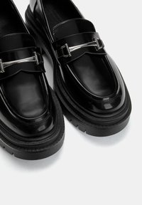 PULL&BEAR WITH DETAIL - Loaferit/pistokkaat - black