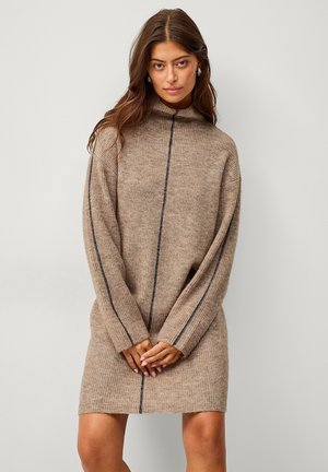 Beiges, geripptes Strickkleid mit hohem Kragen, langen Ärmeln und kontrastierenden dunklen vertikalen Streifen. Weicher Stoff, knielanger Schnitt.