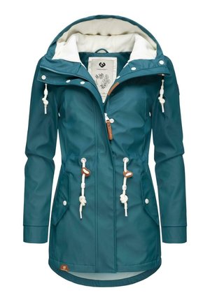 Veste imperméable teal avec capuche, doublure en polaire blanche, cordons de serrage et poches avant. Elle dispose d'une fermeture éclair et d'accents décoratifs en matériel.
