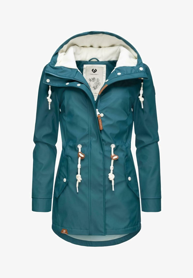 Teal vandtæt jakke med hætte, hvid fleeceforing, snorejustering og frontlommer. Har en lynlås som lukning og dekorative hardware-detaljer.