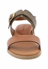 Sandali marroni e verde oliva con suola piatta. Caratterizzati da una fibbia regolabile, cinturini larghi e una soletta testurizzata.