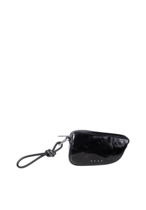 Kleine schwarze glänzende Leder-Armbadtasche mit Reißverschluss und Schlaufenriemen auf weißem Hintergrund.
