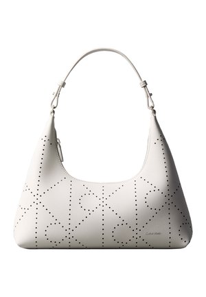 Sac bandoulière en cuir blanc avec motif géométrique perforé et logo Calvin Klein près du coin inférieur droit, fermeture éclair sur le dessus.