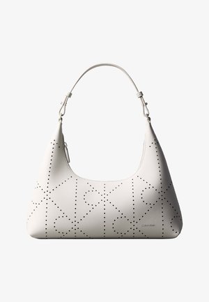 Weiße Leder-Schultertasche mit durchlöchertem geometrischem Muster und Calvin Klein-Logo nahe der unteren rechten Ecke, Reißverschluss oben.