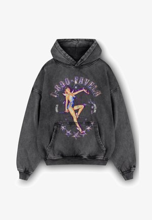 Sweat à capuche gris foncé avec un graphisme d'une femme en tenue bleue et des étoiles violettes, avec le texte "1-800-FAVELA" au-dessus et autour de la silhouette.