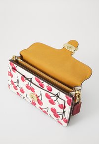 COACH CHERRY TABBY SHOULDER BAG - Håndtasker - chalk multi