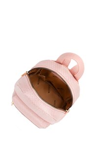 Zaino in pelle intrecciata rosa con una chiusura zip, dal design arrotondato e una piccola maniglia in pelle. All'interno ha una fodera in tessuto semplice.