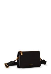 Borsa a tracolla in pelle nera con una texture liscia, accessori in oro e tracolla regolabile. Presenta una chiusura con zip e dettaglio del logo impresso.