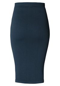 Jupe crayon ajustée arrivant au genou en tissu côtelé bleu marine foncé, dotée d'une ceinture lisse et d'un ourlet simple.
