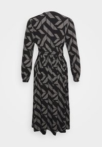 Vestido negro con mangas largas, cintura ceñida, que presenta un patrón geométrico en blanco. El material parece ligero y tiene una textura suave.