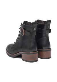 Černé kožené kotníkové boty s kulatým podpatkem, šněrováním vpředu a bočním zipem. Obsahují dekorativní přezku a detaily šití.
