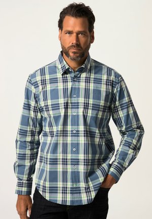 Camicia a maniche lunghe in tartan nei toni del blu, verde e blu navy, con colletto button-down e bottoni frontali. Tessuto di cotone, vestibilità regolare.