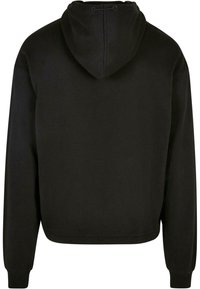 Sudadera negra con capucha, de mangas largas, puños elásticos y dobladillo corto. Diseño liso, textura suave y cordón en la capucha.