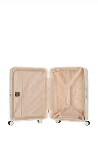 Maleta rígida blanca, con interior beige decorado con patrón de diamantes, bolsillo con cremallera y correas cruzadas. Cuatro ruedas giratorias para facilitar la movilidad.