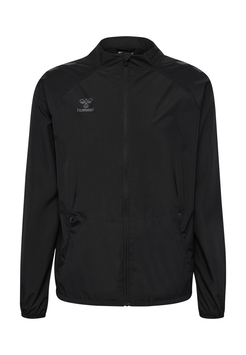 Schwarze, leichte Jacke mit Reißverschluss, seitlichen Taschen und elastischen Bündchen. Mit einem dezenten Logo auf der oberen linken Seite. Glatte Textur.