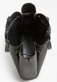 Zwarte leren totebag met een open bovenkant, voorzien van meerdere vakken en sieraden met een gouden kleur. Gladde binnenvoering.