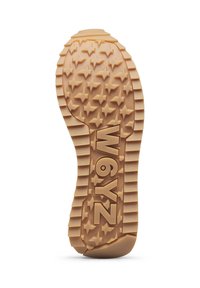 Suola di una scarpa in gomma color beige chiaro, con un motivo a stelle e la scritta in rilievo "W6YZ". Battistrada testurizzato e multidirezionale per una migliore aderenza.