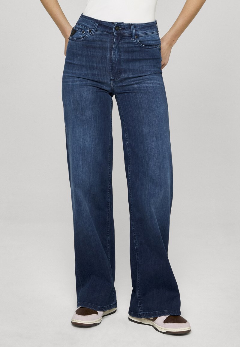 Temno modre jeans hlače širokih hlačnic z visokim pasom, ki imajo klasičen dizajn s petimi žepi in subtilne detajle šivov.