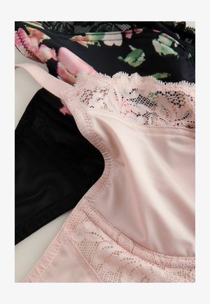 Rosa Satin und Spitze, schwarzes Netz und florales Musterstoff sind übereinander gelegt und zeigen verschiedene Texturen und weiche Materialien in der Wäsche.