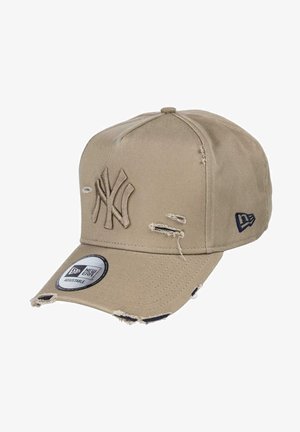 Baseballmütze aus beigem Stoff mit dem Logo der New York Yankees, ausgestattet mit abgenutzten Akzenten, verstellbarem Riemen und gebogenem Schirm.
