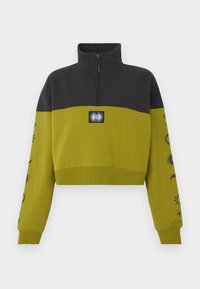 Κοντοκομμένο φούτερ ελιάς και μαύρο με φερμουάρ στο ένα τέταρτο, με μπαλώματα ήλιου και σελήνης στο στήθος και ουράνια σχέδια στα μανίκια.