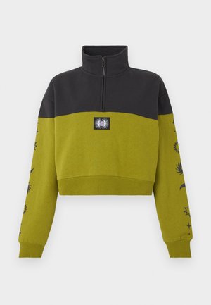 Oříznutá olivově zelená a černá mikina s čtvrtinovým zipem, nášivkou slunce a měsíce na hrudi a nebeskými motivy na rukávech.