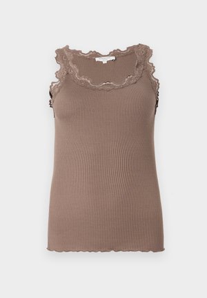 Bruine geribde tanktop met een geschulpte kantafwerking langs de halslijn en armsgaten, met een aansluitend ontwerp en zachte textuur.