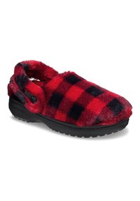 Rood-zwart geruit fuzzy klomp met een zwarte rubberen zool en een decoratieve knop aan de zijkant. Heeft een open achterkant voor gemakkelijk aan- en uittrekken.