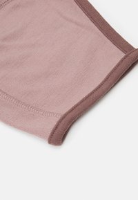 Tela rosa con ribetes burdeos, textura suave y apariencia lisa; incluye costuras bien hechas en los bordes.