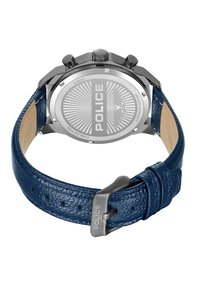 Hronogrāfs rokas pulkstenis ar metālisku melnu korpusu, sudraba rakstu ciparnīcu un struktūrētu zilu ādas siksniņu ar sudraba sprādzi.